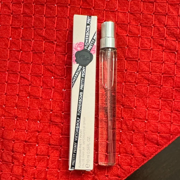 Viktor & Rolf Other - Viktor & Rolf New Flowerbomb Pretty peony travel spray!!!